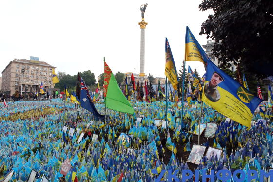 stock-photo-prapory-z-imenamy-zagyblyh-zahysnykiv-na-maydani-nezalezhnosti-154464