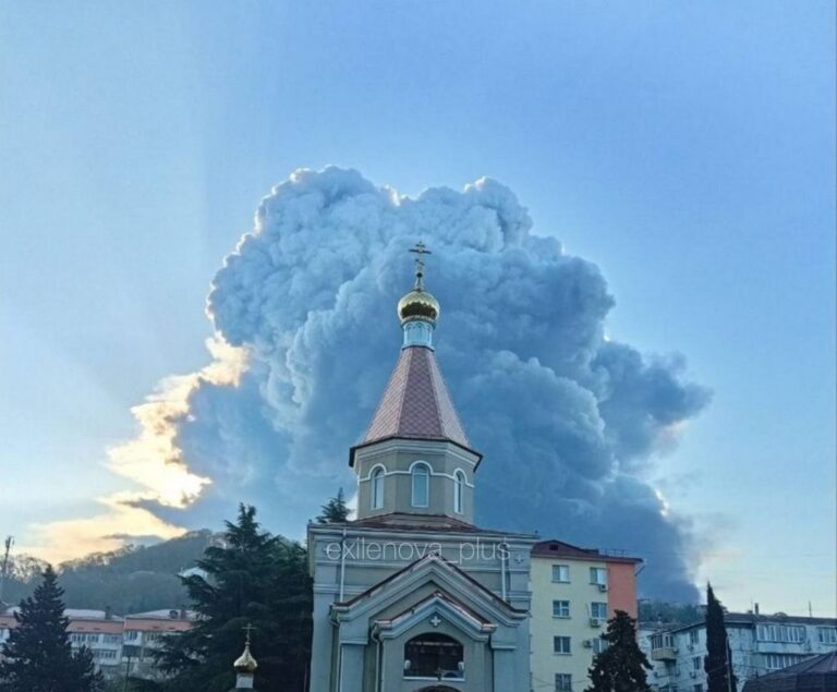 port-tuapse-znovu-pid-atakoyu-pislya-vibuhiv-spalahnula-pozhezha-na-npz-e1776666315709-1024x846