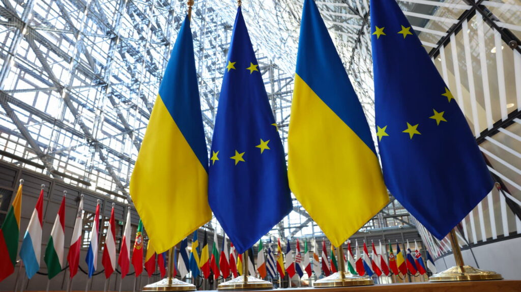 292be17-ukraine-eu-flags-1410
